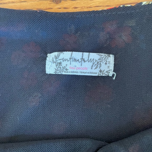 NWOT FREE PEOPLE Women's Satin Camisole Let Me Love Black Floral Print Size M - Picture 4 of 5